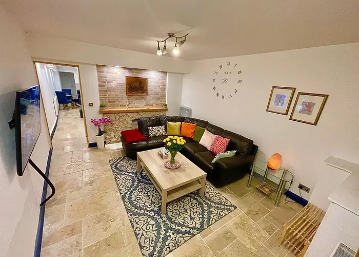 2 Bedroom Cottage Gloucester City Center