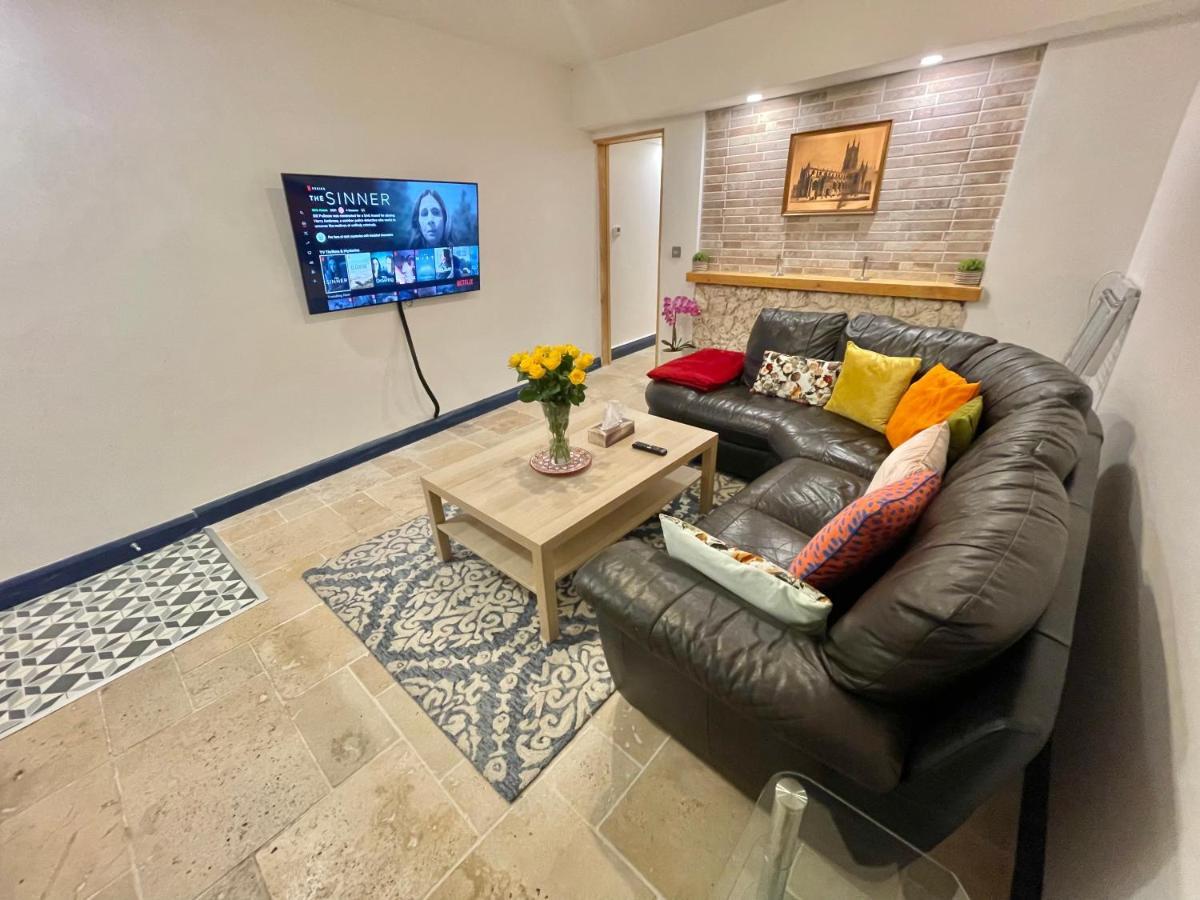 2 Bedroom Center Holiday home Gloucester