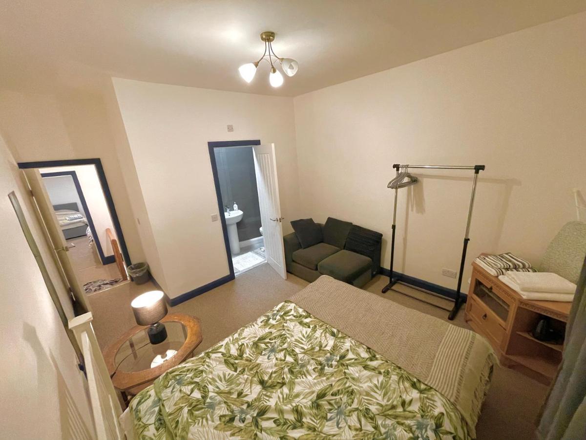 2 Bedroom Center * Gloucester